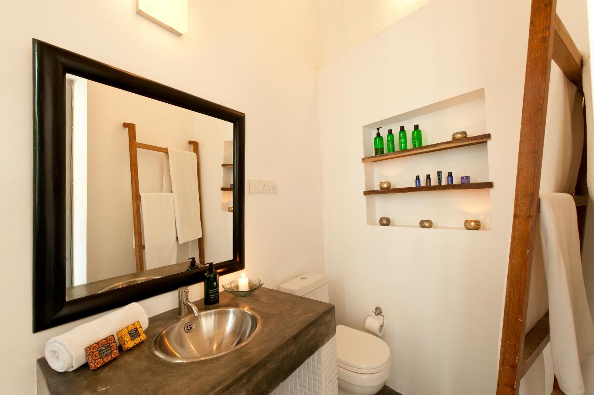 A 03 Bedroom Villa In Galle Fort With Roof Terrace & Pool ภายนอก รูปภาพ