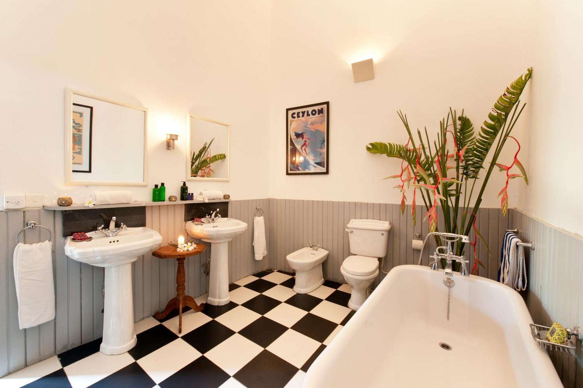 A 03 Bedroom Villa In Galle Fort With Roof Terrace & Pool ภายนอก รูปภาพ